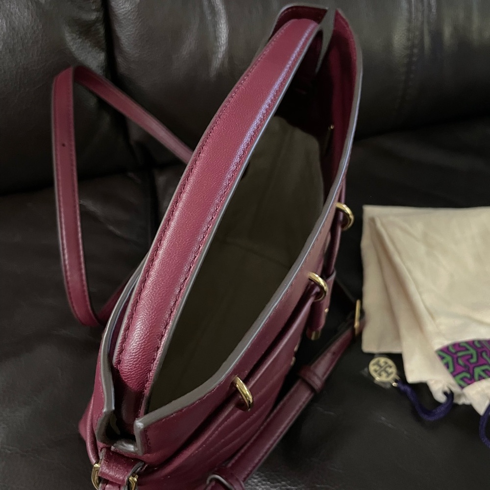 Tory Burch KIRA CHEVRON MINI BUCKET BAG Burgundy - Picture 4 of 12